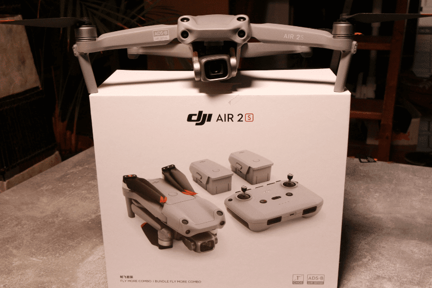Die DJI Air 2S Drohne steht auf dem Fly More Combo Paket.